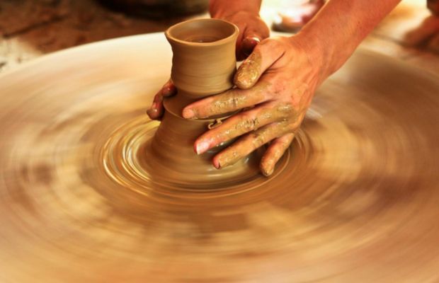 Learning to make a ceramic product in Bat Trang